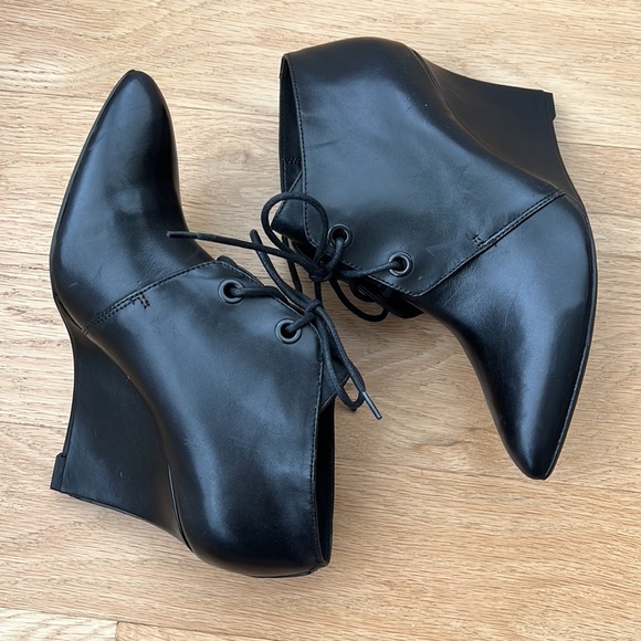 Clarks wedge booties. Black. Size 9. Never worn! - Picture 5 of 9